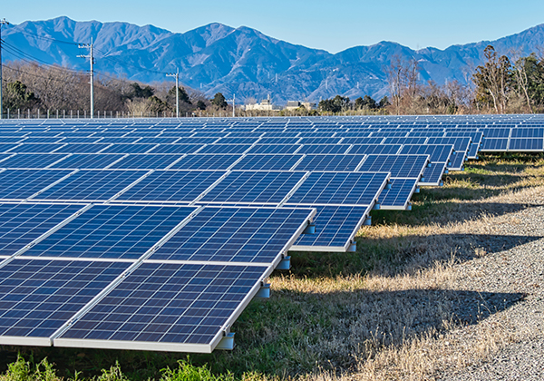 山間に広がる太陽光パネルの蓄電所施設