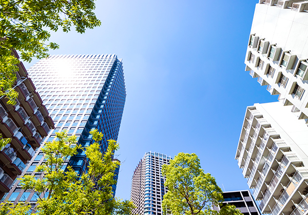 青空を背景に建ち並ぶマンション群