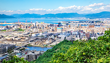 海と山に囲まれた地方都市の街並み