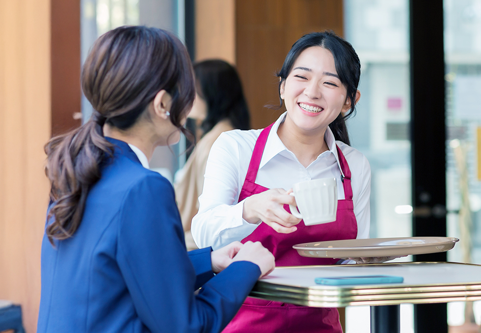 笑顔でお客様に話しかける女性スタッフ